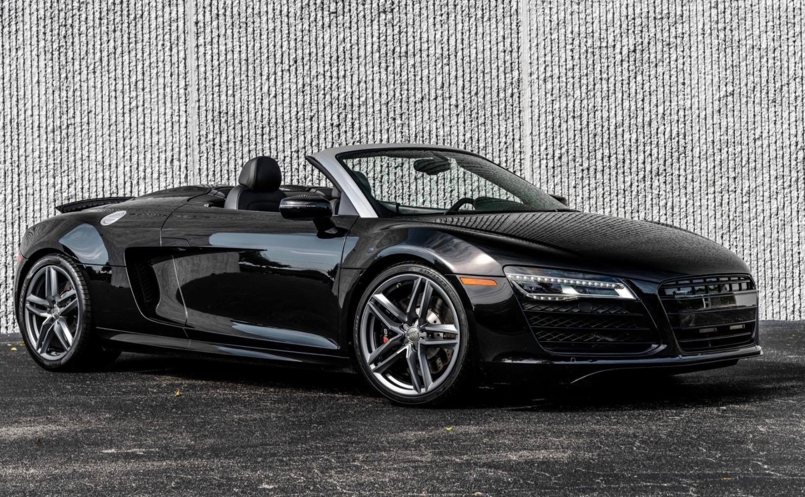 Black Audi R8 Spyder V10