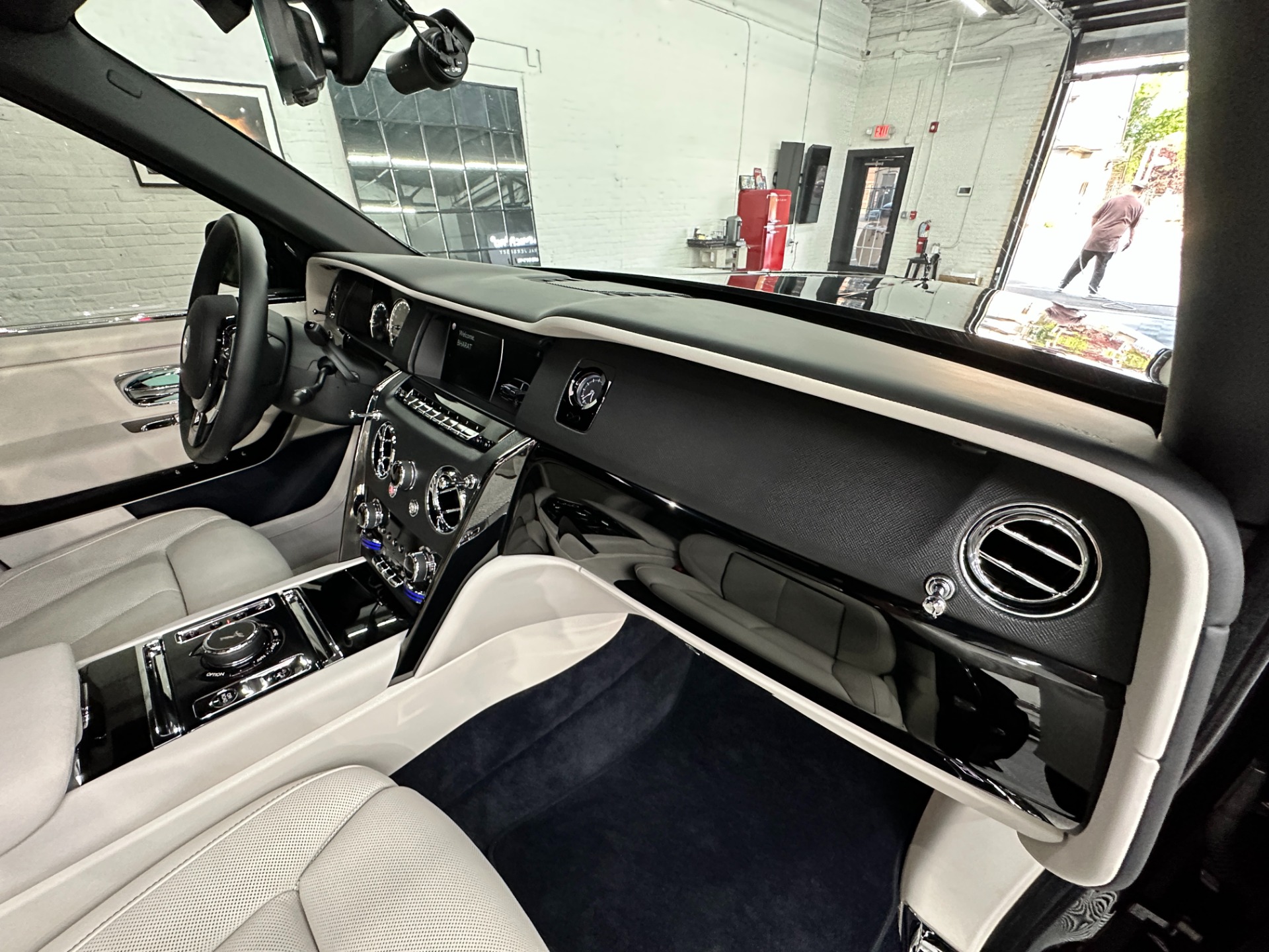 RollsRoyce Cullinan přijíždí v edici pro surfaře Připravte si 148  milionu korun  autocz