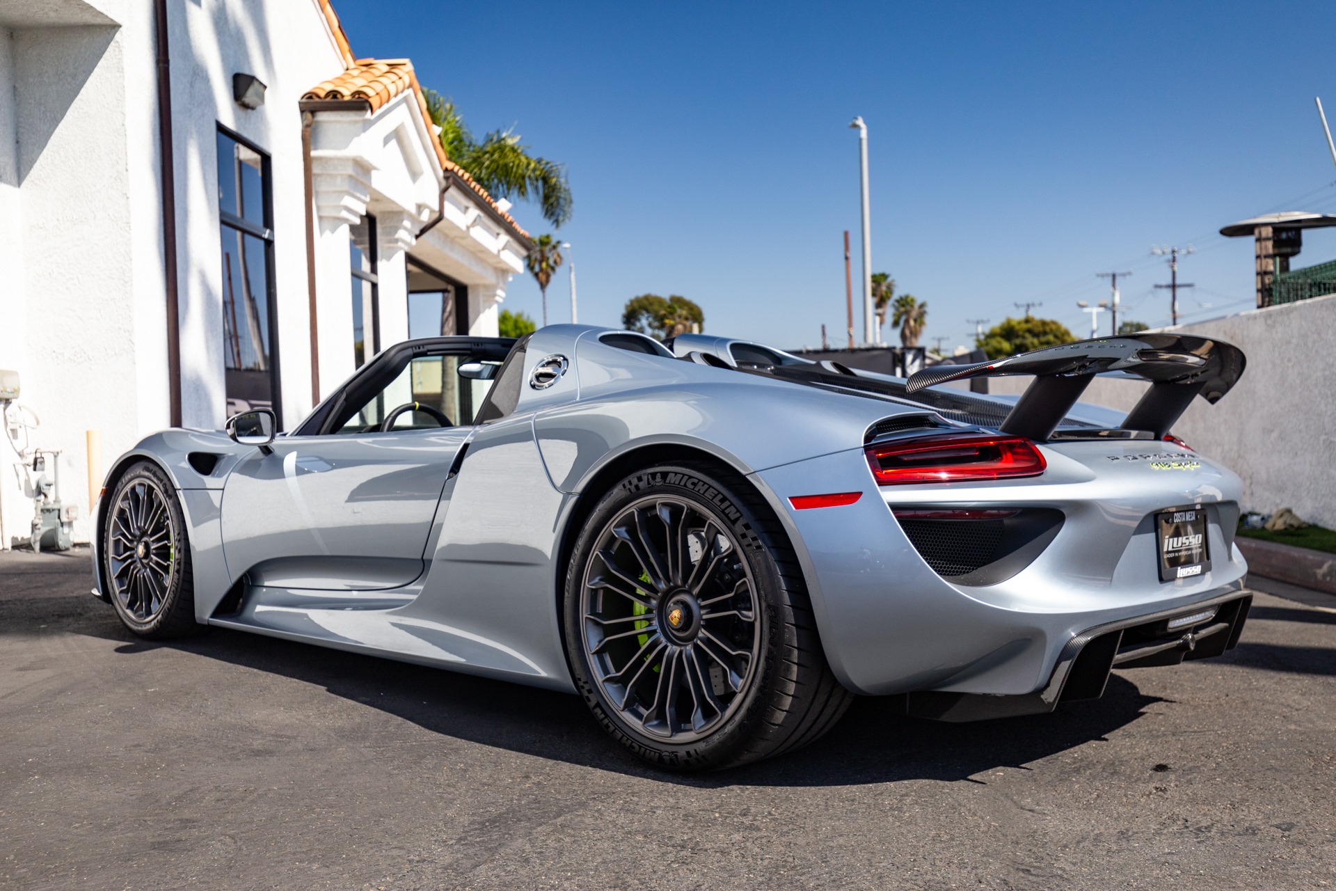 すぱ　ぺージ 2015 Porsche 918 Spyder - GT Silver Metallic - Walkaround