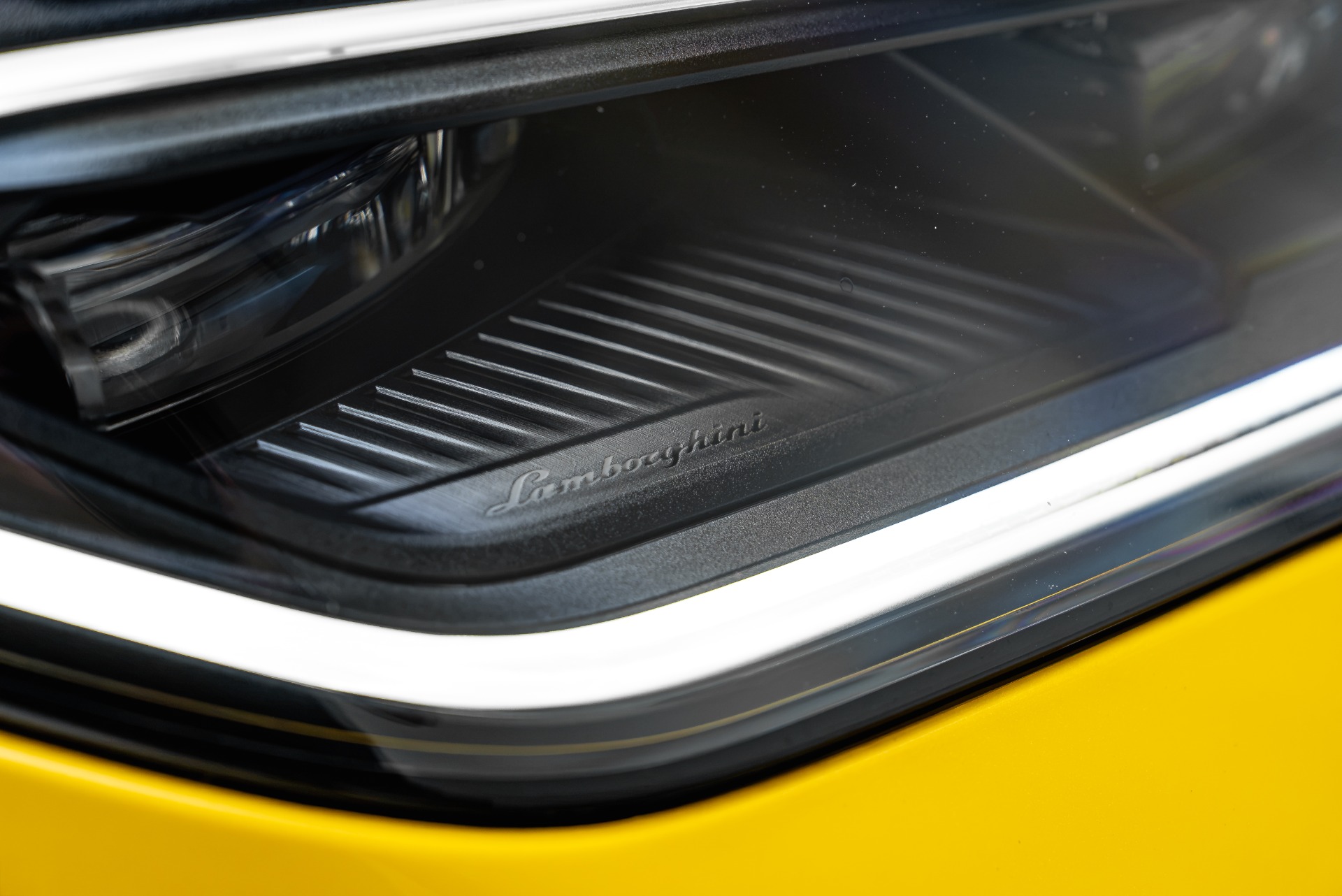 2025 Lamborghini Urus SE - Photo 25