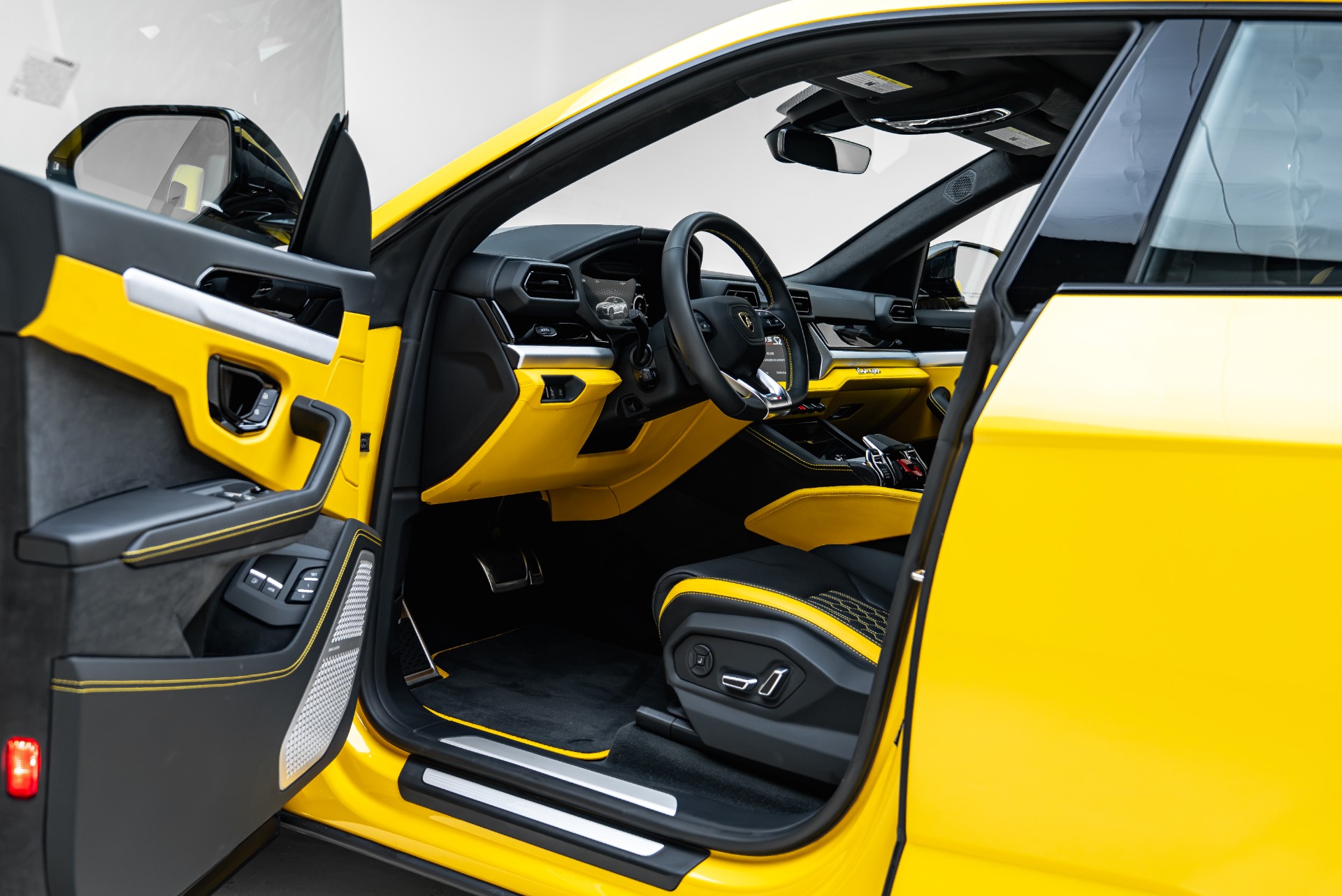 2025 Lamborghini Urus SE - Photo 3