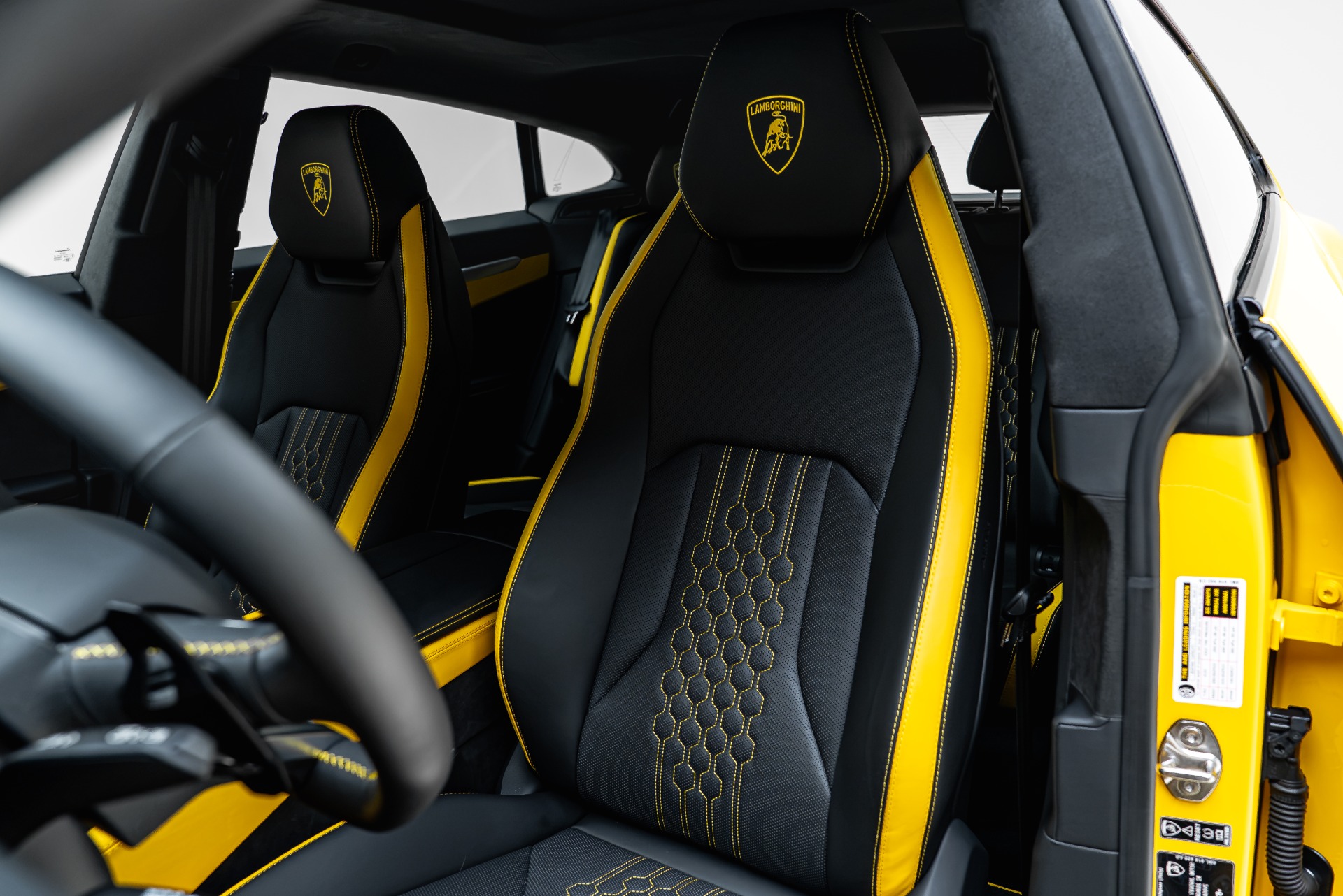 2025 Lamborghini Urus SE - Photo 4