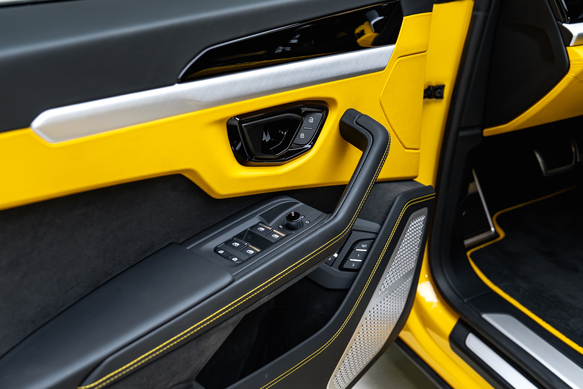 2025 Lamborghini Urus SE - Photo 41