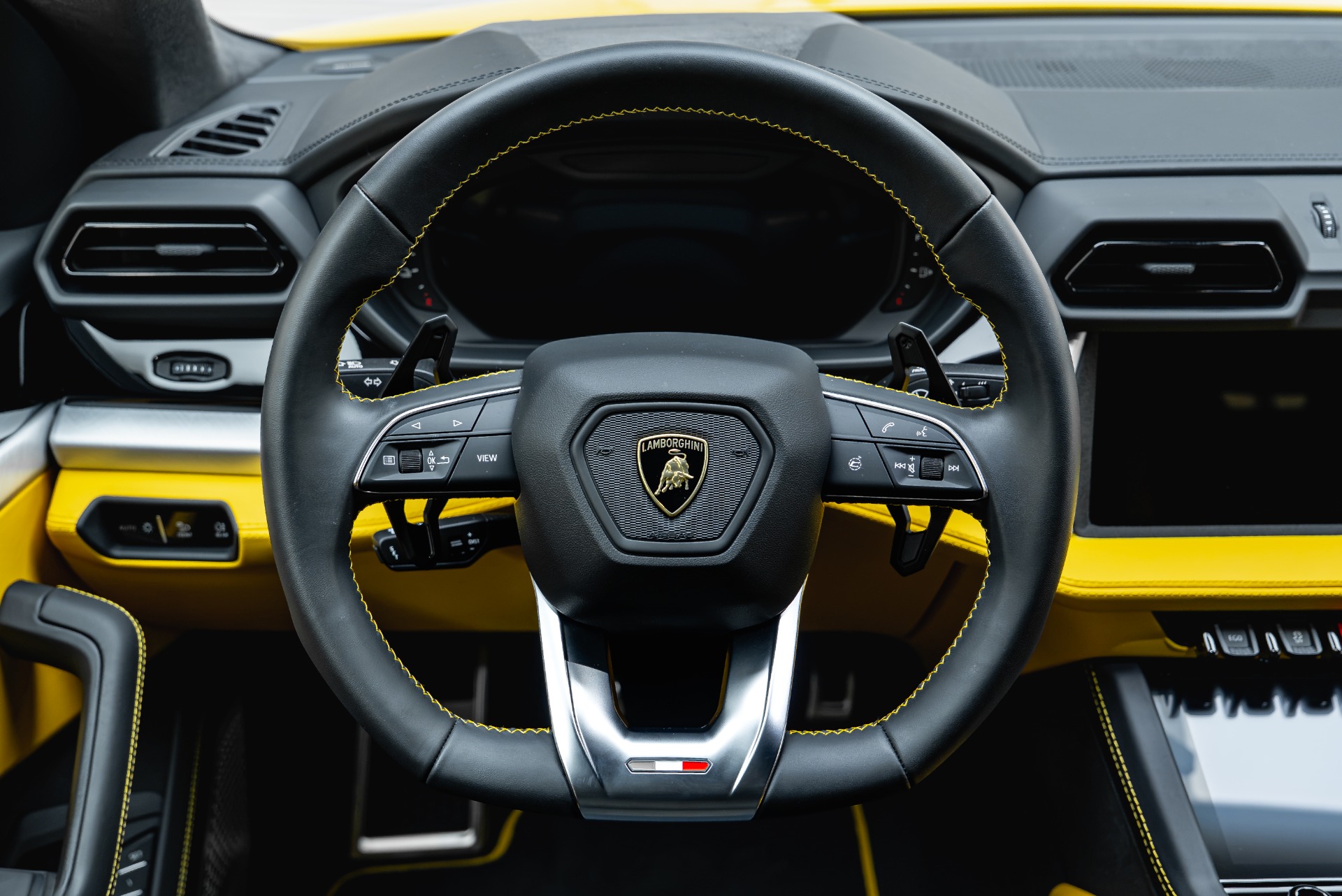 2025 Lamborghini Urus SE - Photo 47