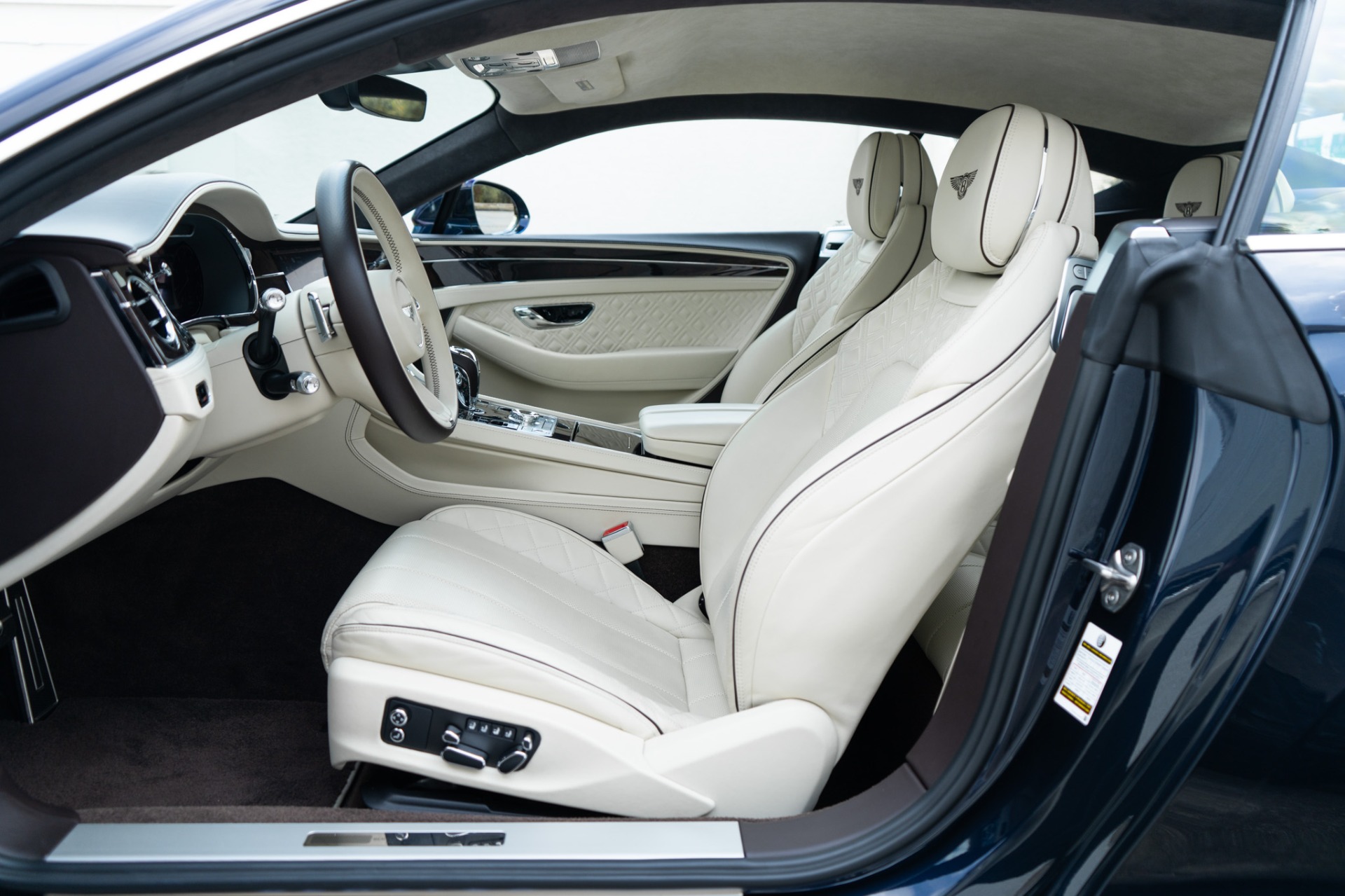 2022 Bentley Continental GT V8 photo 4