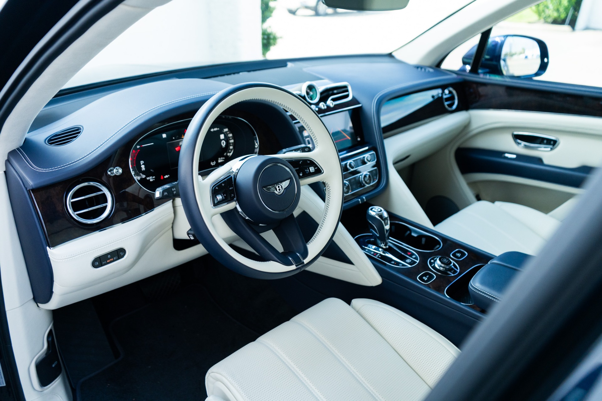 2024 Bentley Bentayga V8 photo 3