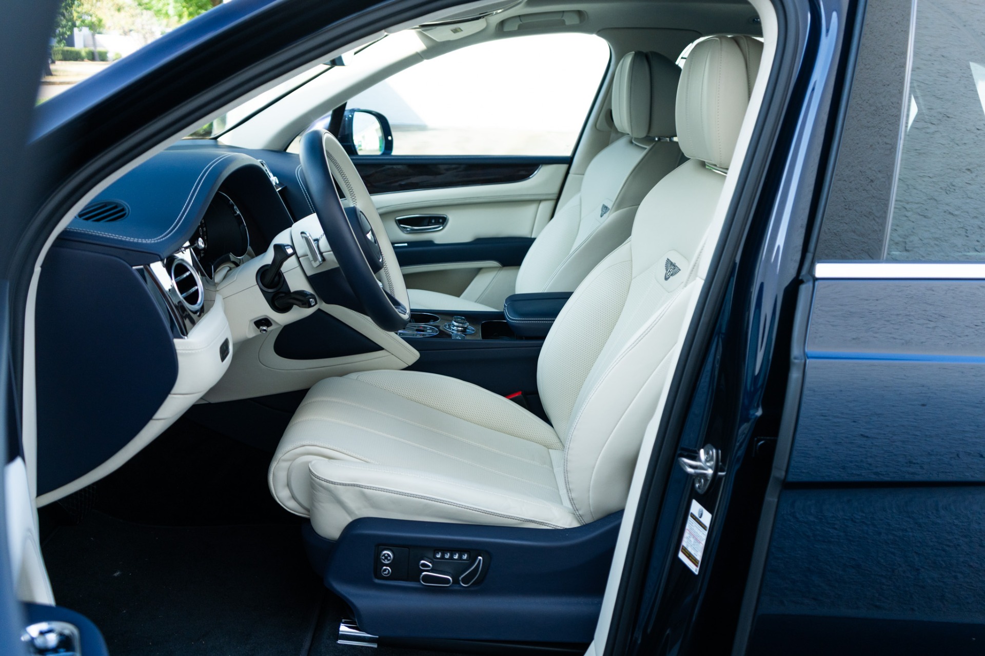 2024 Bentley Bentayga V8 photo 4