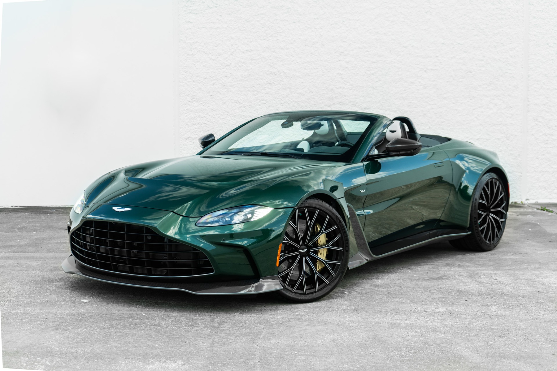 2023 Aston Martin Vantage Roadster's photo