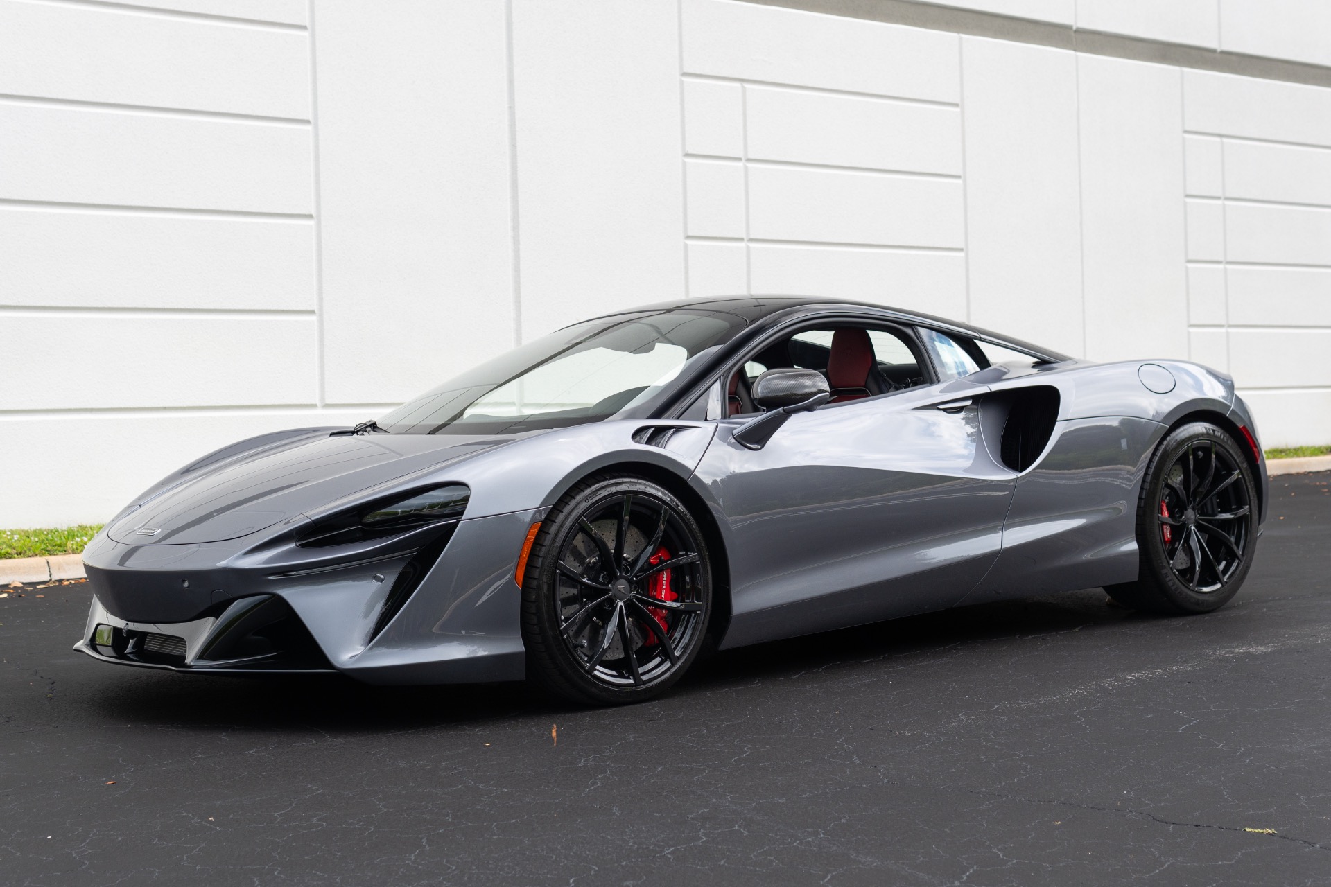 2023 McLaren Artura's photo