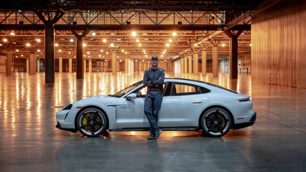 Racing driver Leh Keen has accelerated the Porsche Taycan to 165.1 km/h inside an exhibition hall in New Orleans, Louisiana. In doing so, he set the world record for the fastest speed driven by a vehicle in an enclosed building.