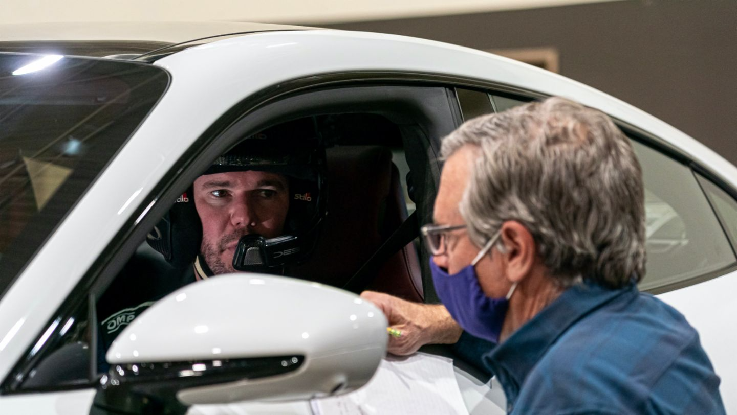 Racing driver Leh Keen has accelerated the Porsche Taycan to 165.1 km/h inside an exhibition hall in New Orleans, Louisiana. In doing so, he set the world record for the fastest speed driven by a vehicle in an enclosed building.