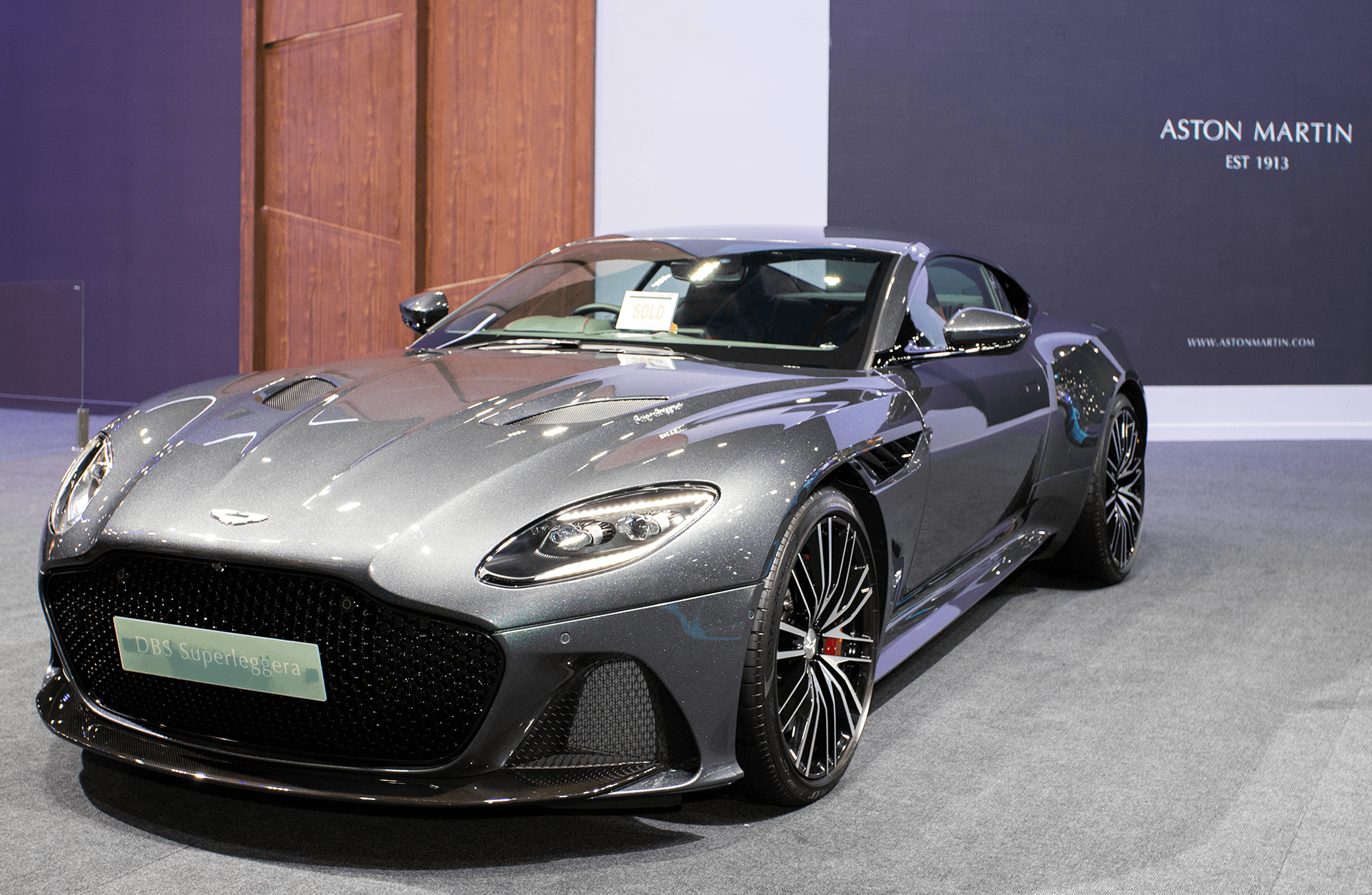 أستون مارتن DBS Superleggera سيارة باهظة الثمن